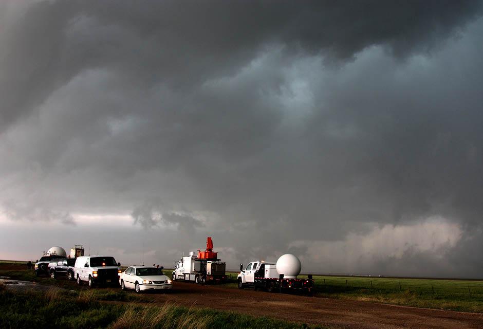 A fleet of VORTEX2 vehicles tracks a supercell thunderstorm near Dumas.  Photo by National Oceanic and Atmospheric Administration.
